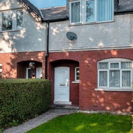 Charming Manchester House Retreat Pool Table Villa Exterior photo